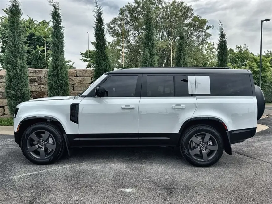2025 Land Rover Defender 130 X-Dynamic SE photo 1