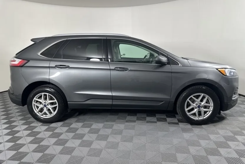 2022 Ford Edge SEL photo 1