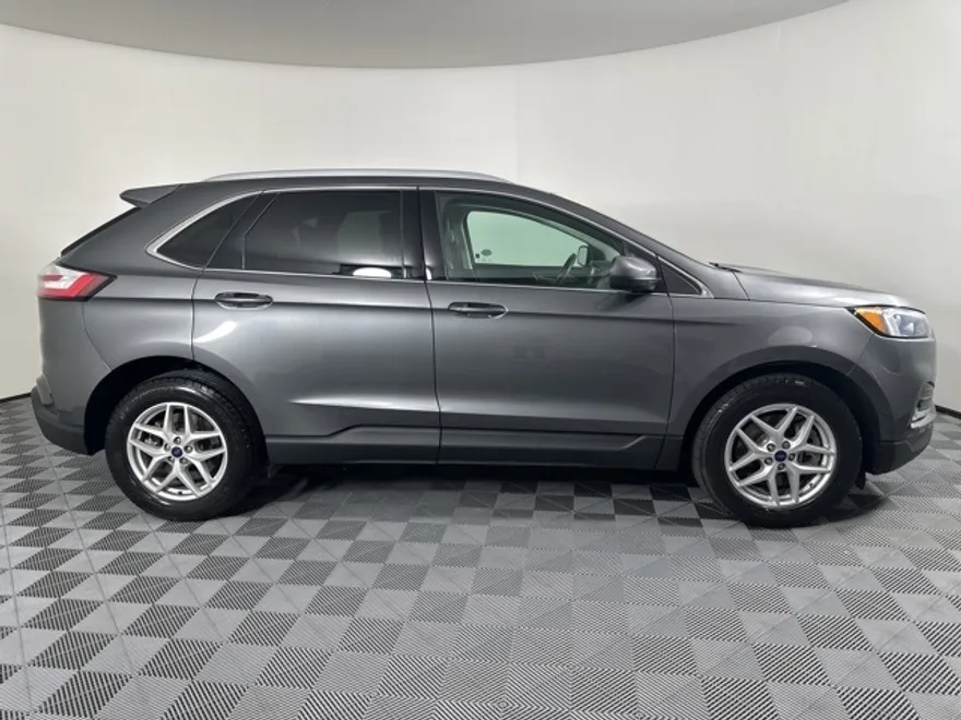 2022 Ford Edge SEL photo 1