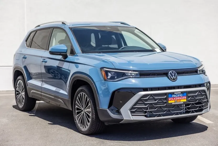 2025 Volkswagen Taos SE photo 1