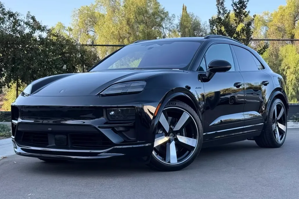 2025 Porsche Macan Turbo Electric photo 1