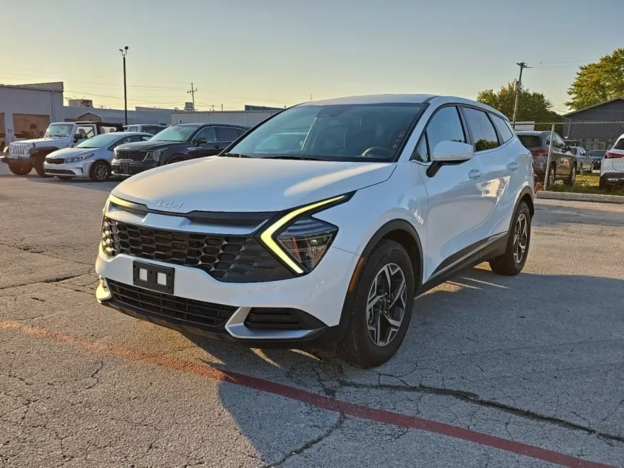 2024 Kia Sportage LX photo 2