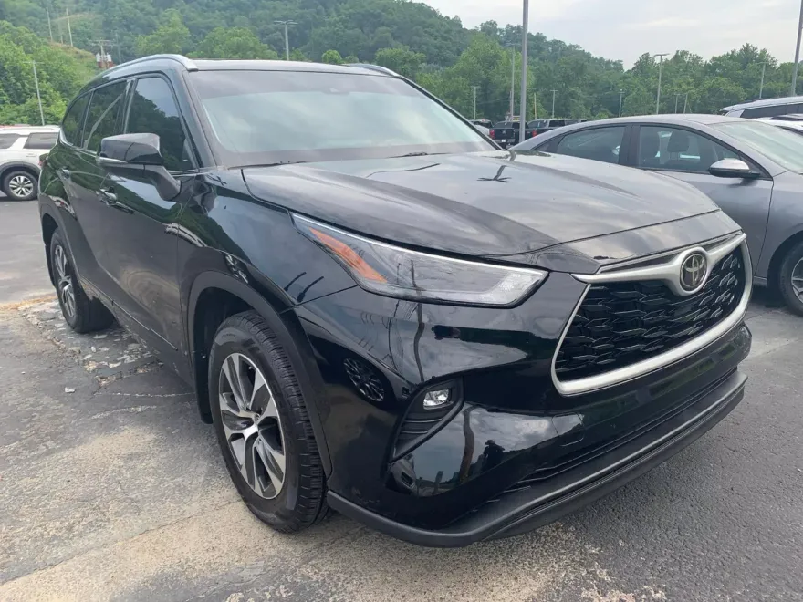 2022 Toyota Highlander XLE photo 1