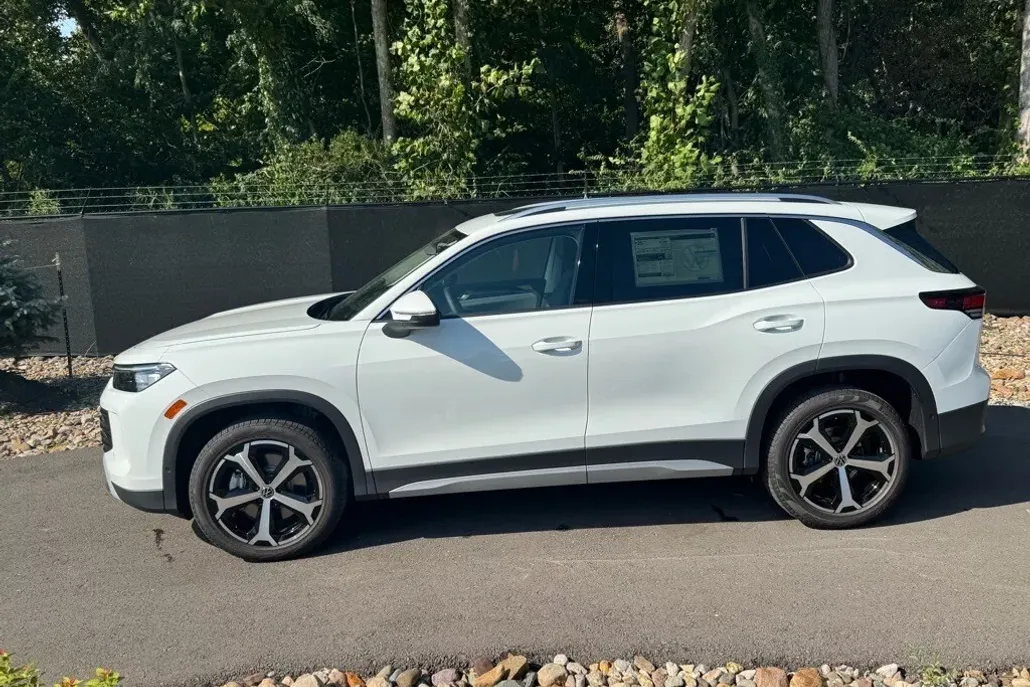 2025 Volkswagen Tiguan SE photo 1