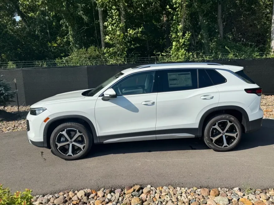 2025 Volkswagen Tiguan SE photo 1