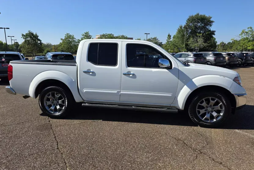 2019 Nissan Frontier SL photo 1