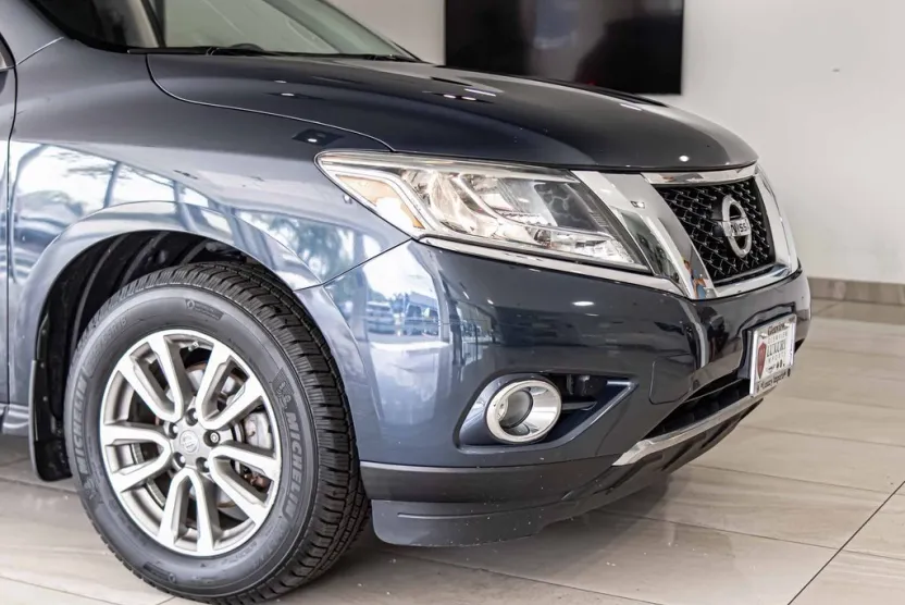 2015 Nissan Pathfinder SV photo 1