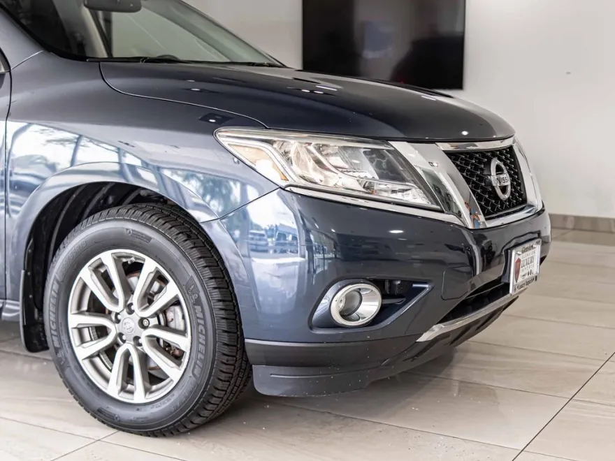 2015 Nissan Pathfinder SV photo 1