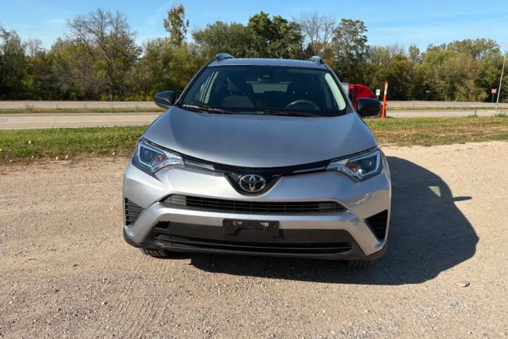 2018 Toyota RAV4 LE photo 1