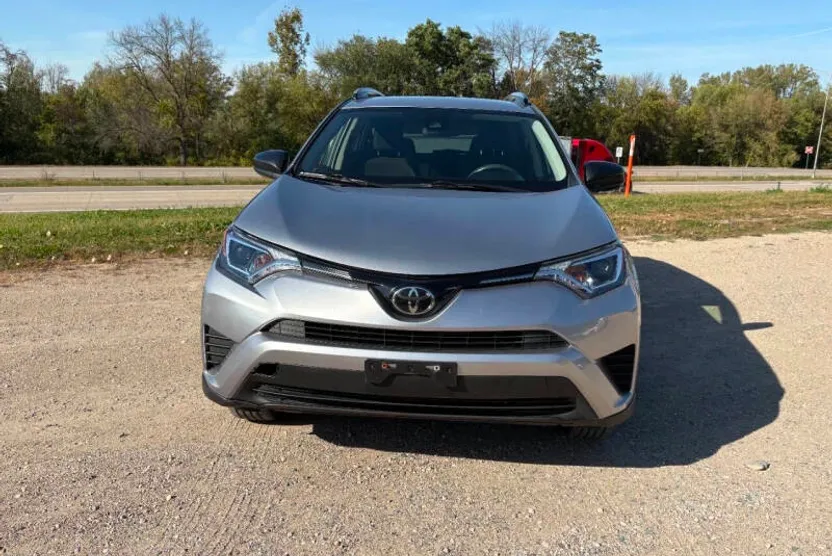 2018 Toyota RAV4 LE photo 1