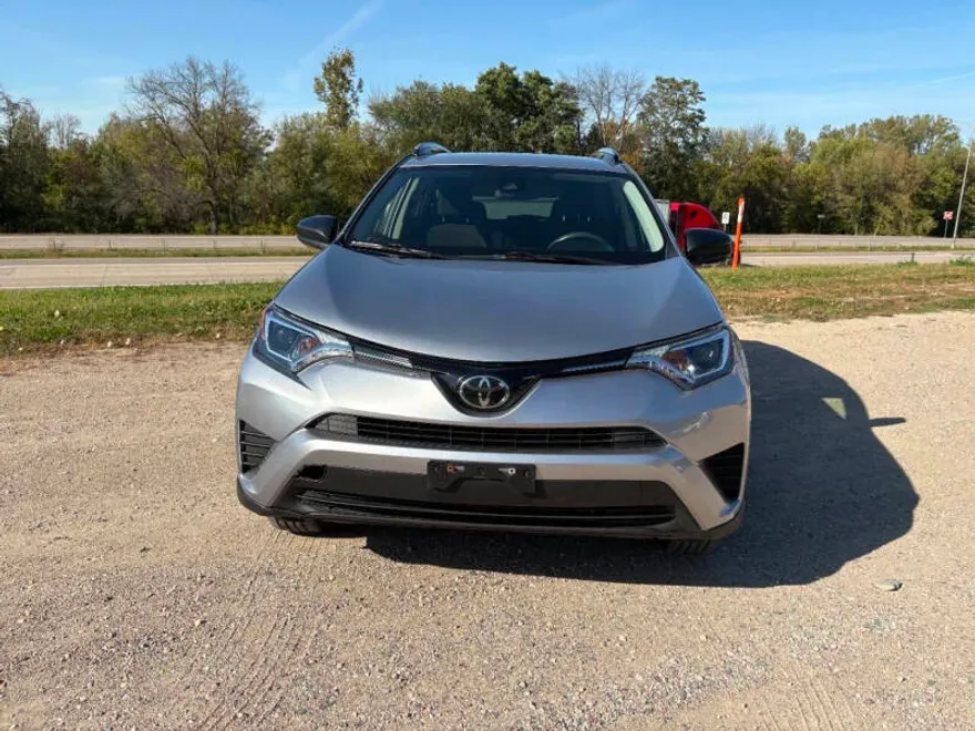 2018 Toyota RAV4 LE photo 1