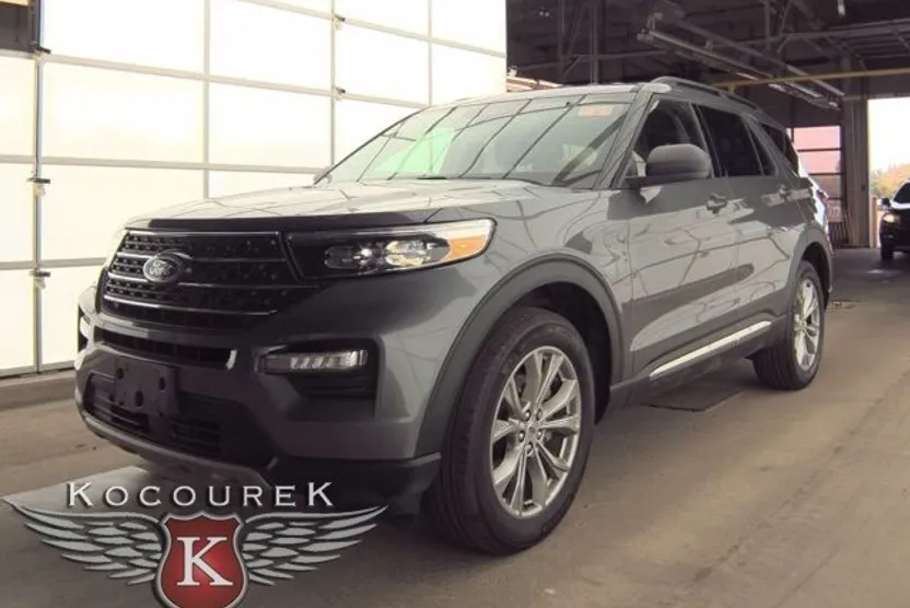 2023 Ford Explorer XLT photo 1