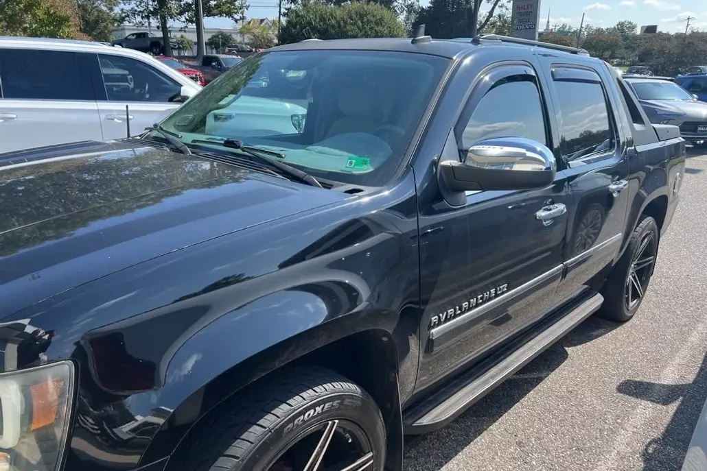2010 Chevrolet Avalanche LTZ photo 1
