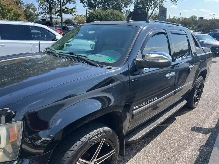 2010 Chevrolet Avalanche LTZ photo 1