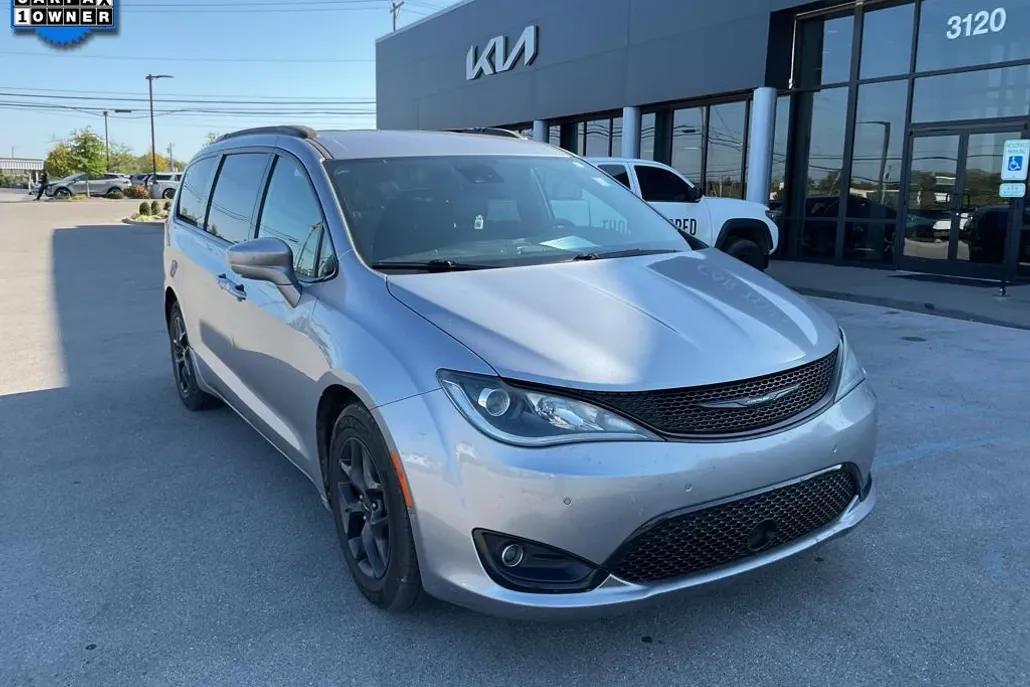 2019 Chrysler Pacifica Touring L photo 1