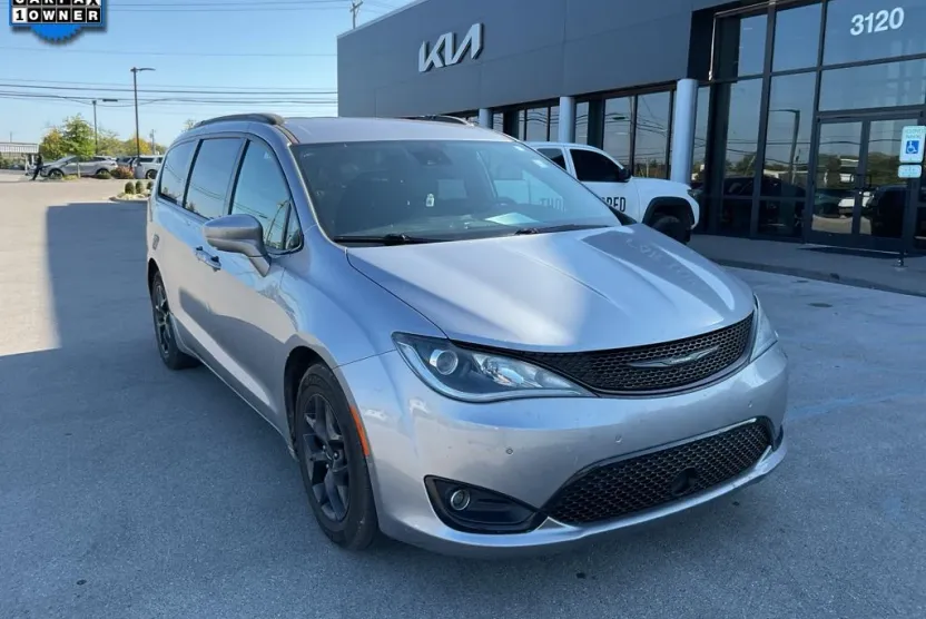 2019 Chrysler Pacifica Touring L photo 1