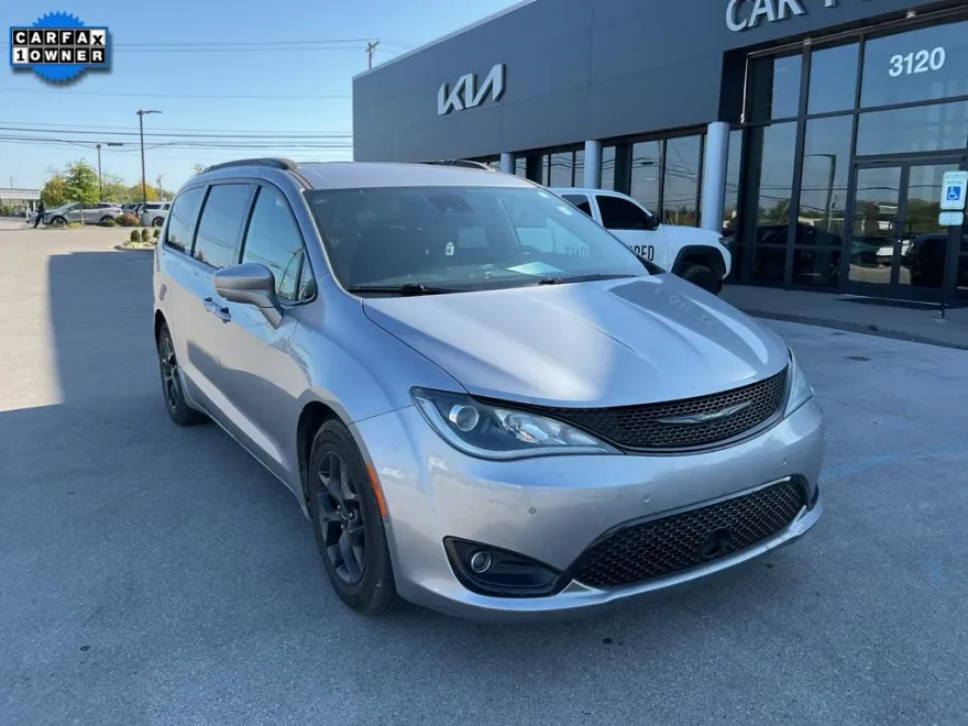 2019 Chrysler Pacifica Touring L photo 1