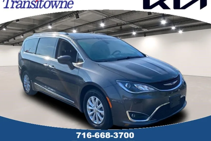 2019 Chrysler Pacifica Touring L photo 1