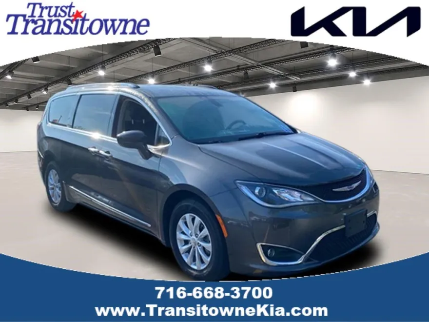 2019 Chrysler Pacifica Touring L photo 1