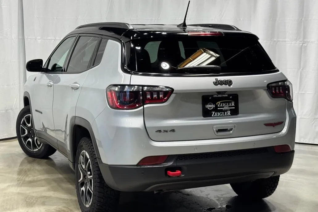 2024 Jeep Compass Trailhawk photo 1