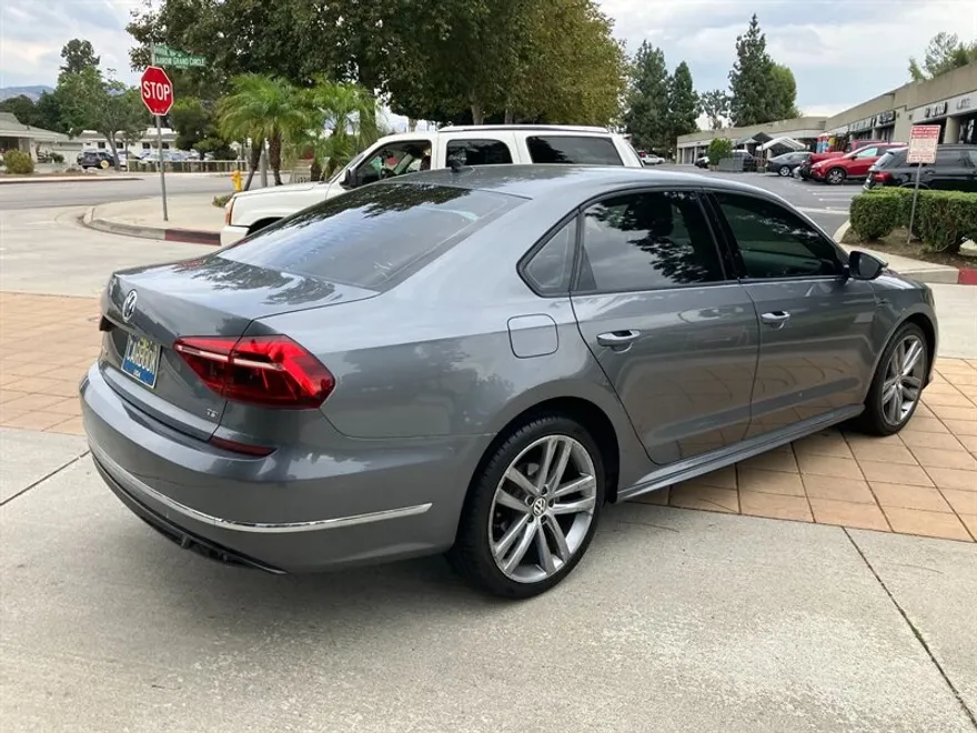 2018 Volkswagen Passat 2.0T S photo 1