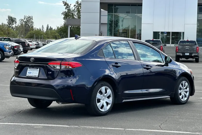 2024 Toyota Corolla LE photo 1