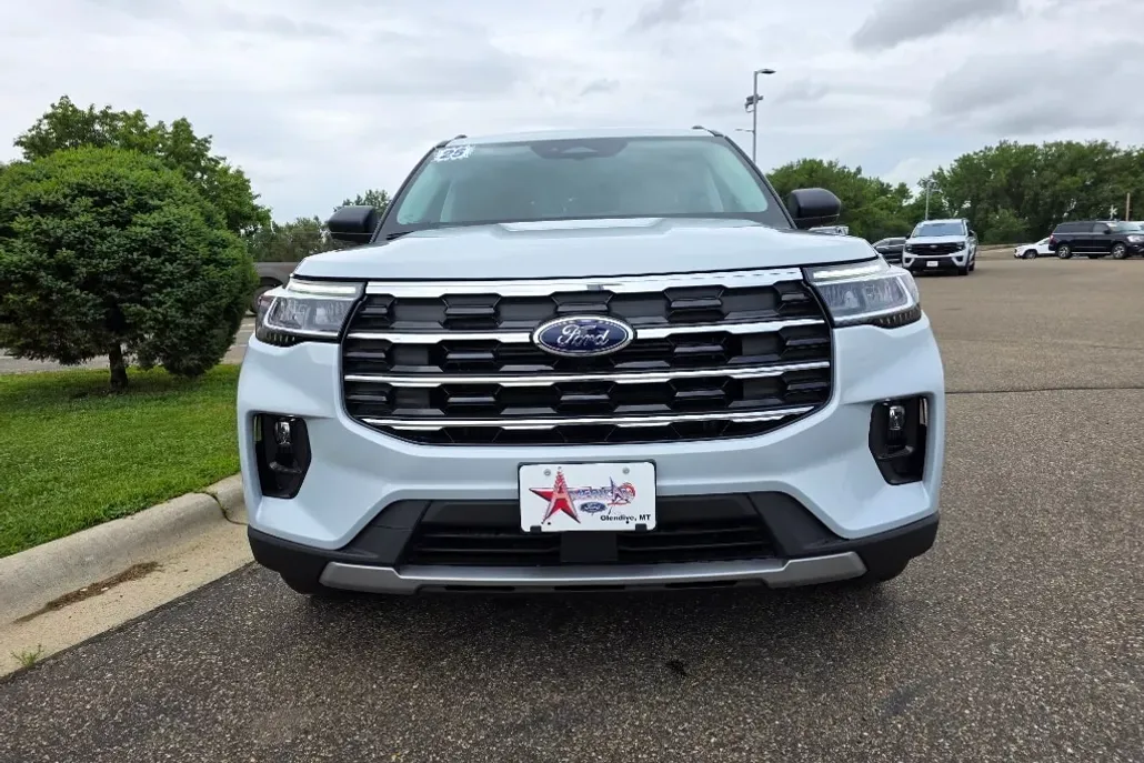 2025 Ford Explorer photo 1