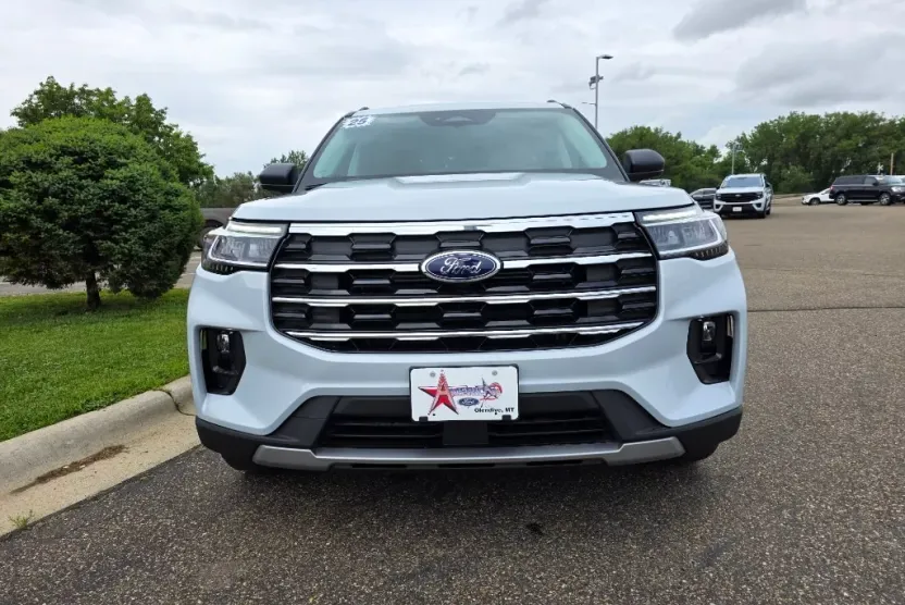 2025 Ford Explorer photo 1