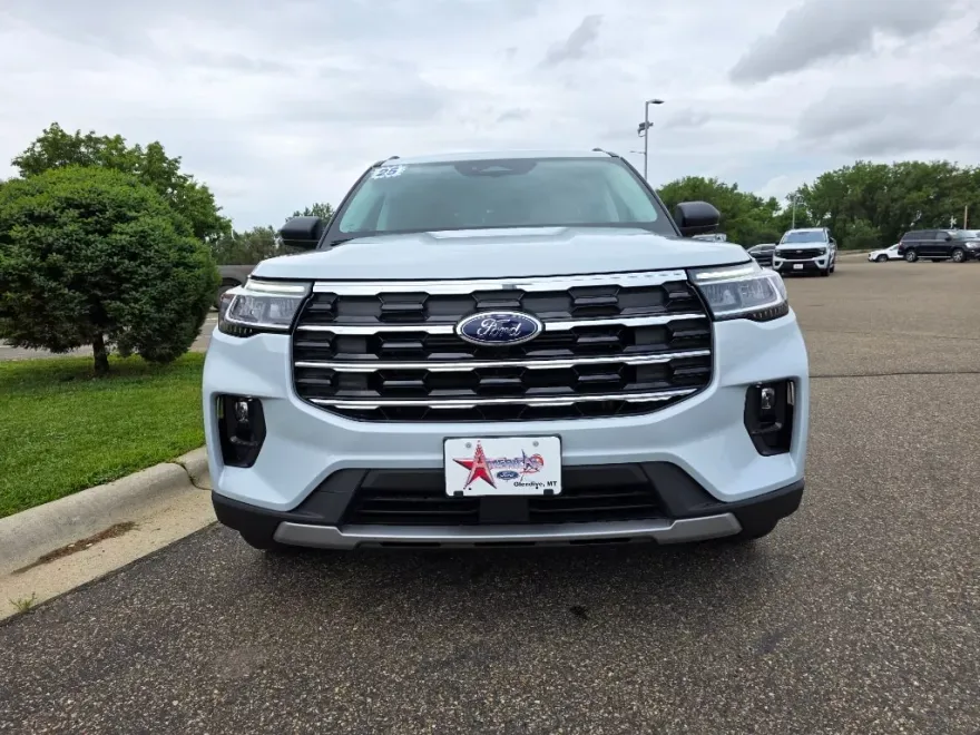 2025 Ford Explorer photo 1