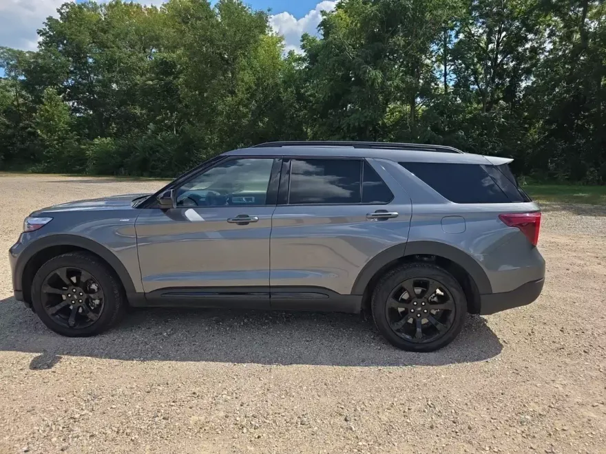 2024 Ford Explorer ST-Line photo 1