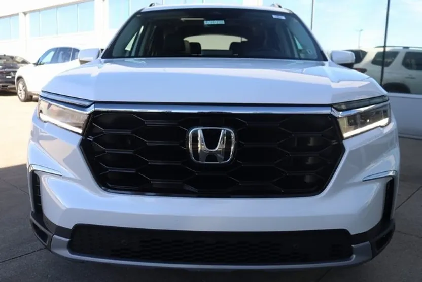 2025 Honda Pilot Touring photo 1