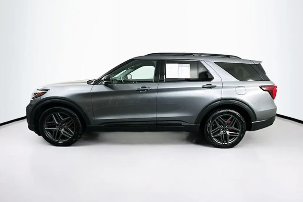 2025 Ford Explorer ST photo 1