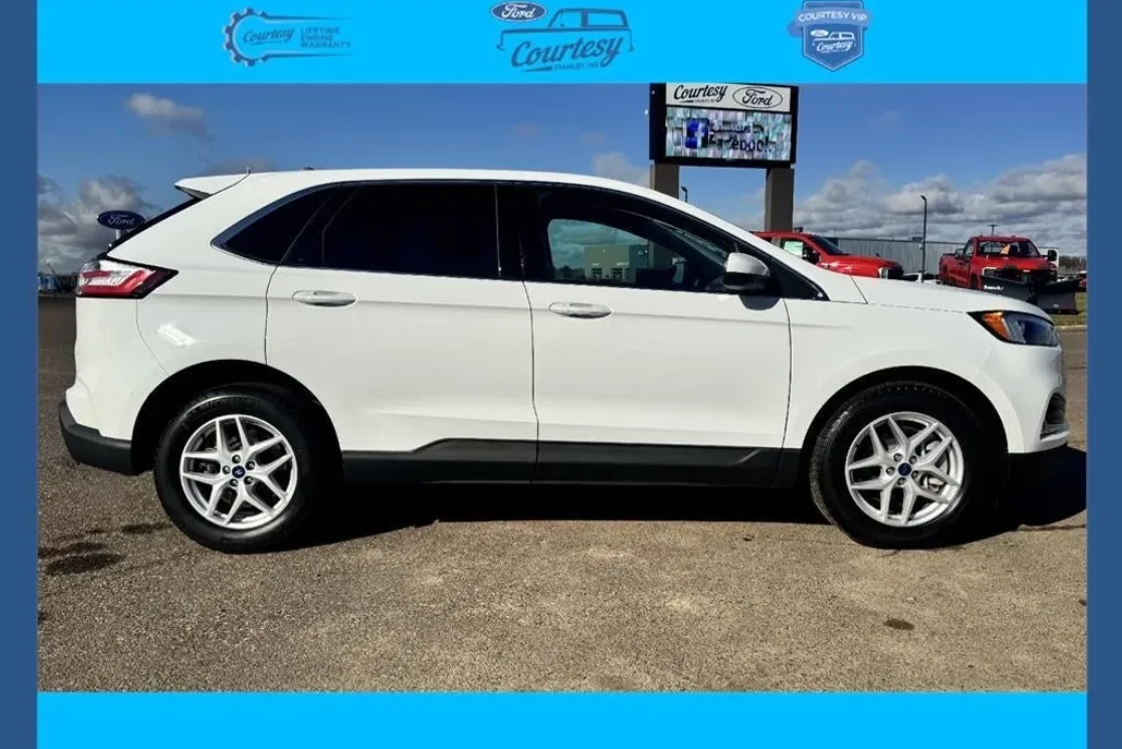 2022 Ford Edge SEL photo 1