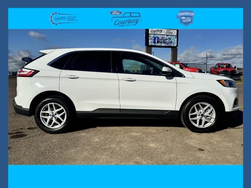 2022 Ford Edge SEL photo 1