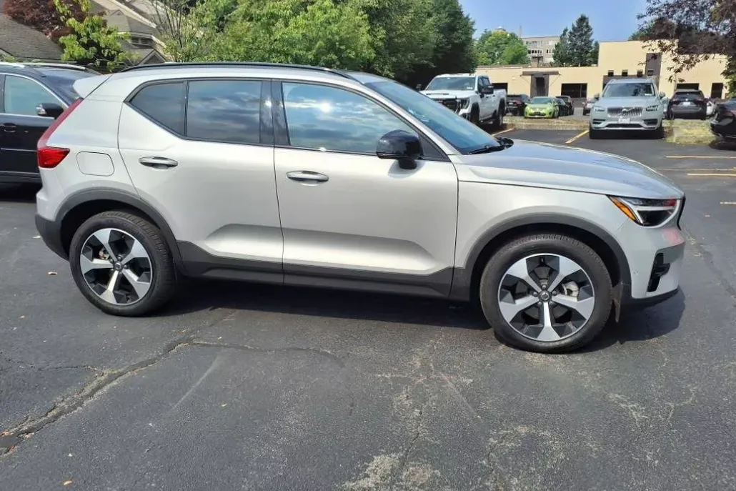 2024 Volvo XC40 Plus photo 1