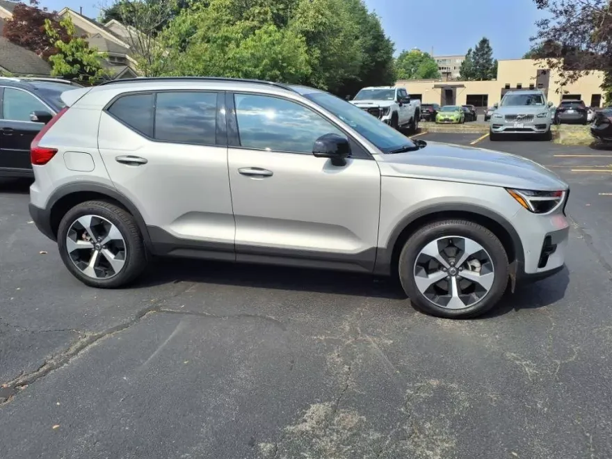 2024 Volvo XC40 Plus photo 1