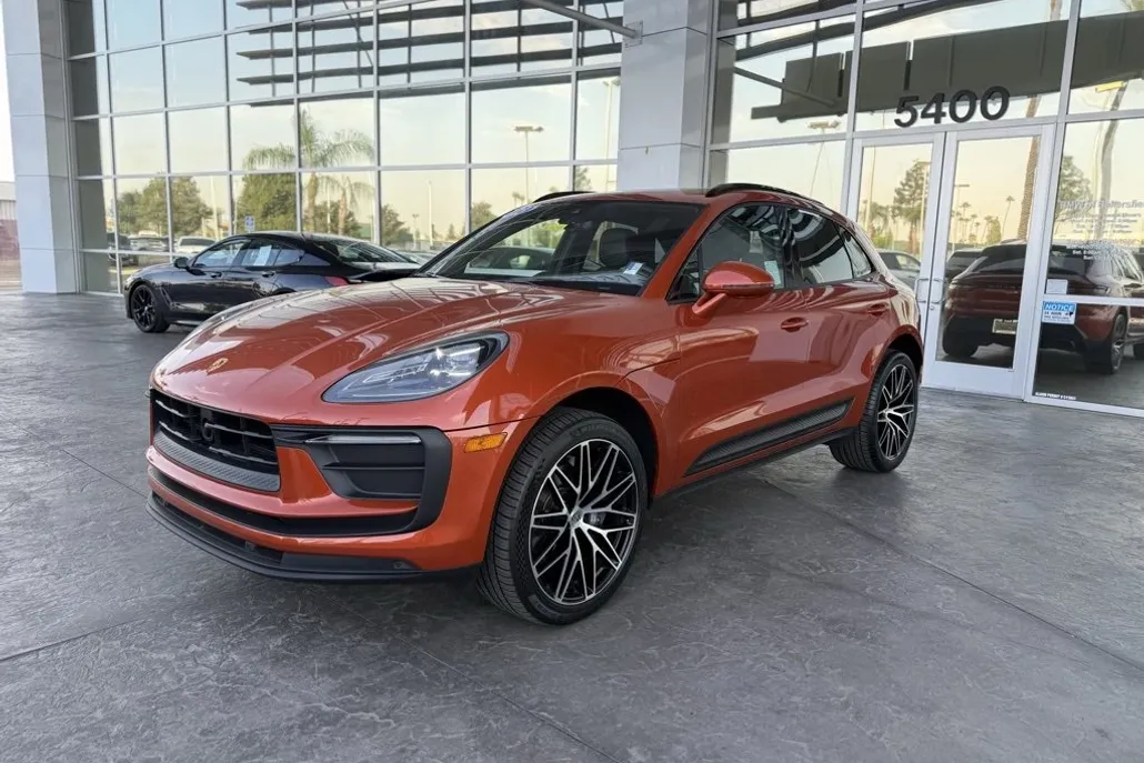 2023 Porsche Macan T photo 1