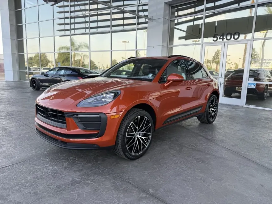 2023 Porsche Macan T photo 1