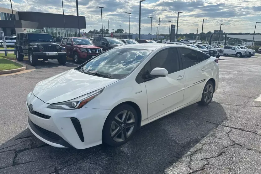 2019 Toyota Prius XLE photo 1