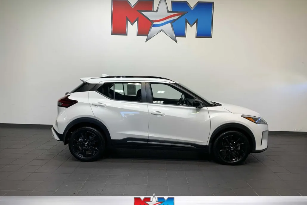 2022 Nissan Kicks SR photo 1