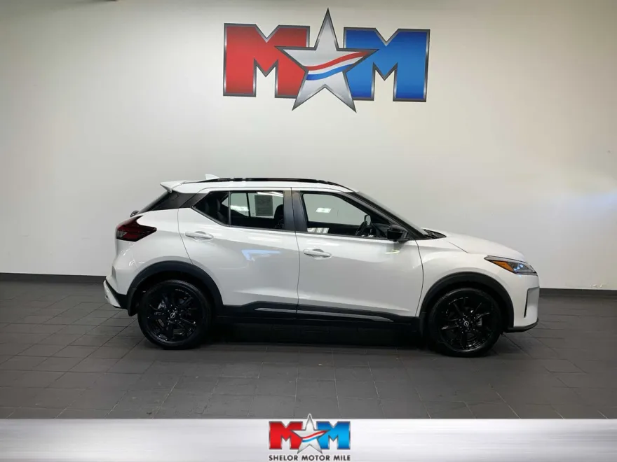 2022 Nissan Kicks SR photo 1