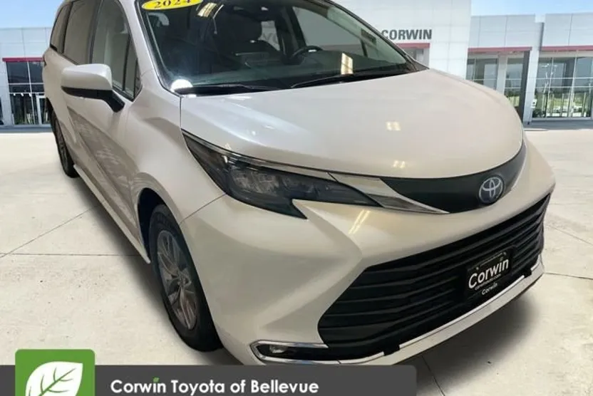 2024 Toyota Sienna XLE photo 1