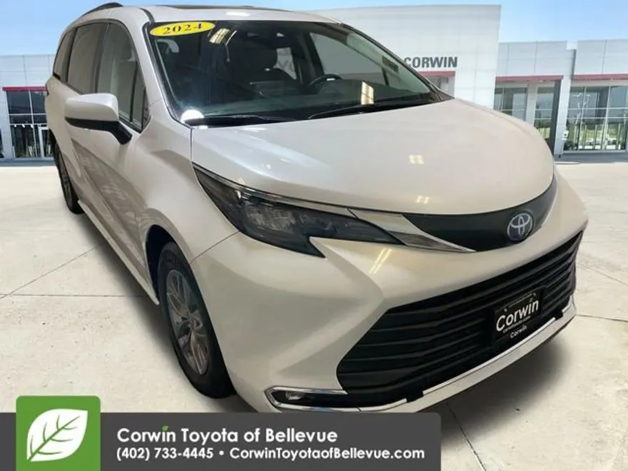 2024 Toyota Sienna XLE photo 1