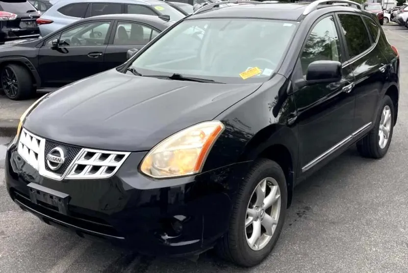 2011 Nissan Rogue SV photo 1