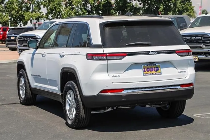 2025 Jeep Grand Cherokee Laredo photo 1