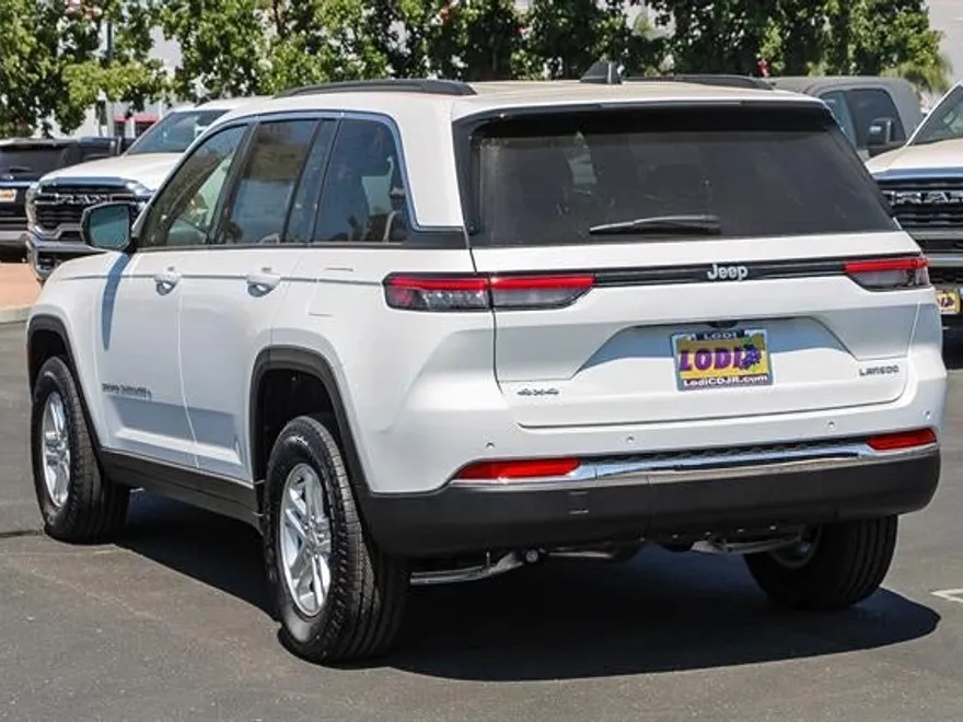 2025 Jeep Grand Cherokee Laredo photo 1