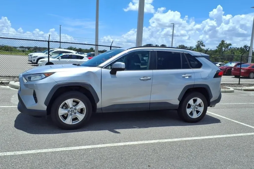 2019 Toyota RAV4 XLE photo 1