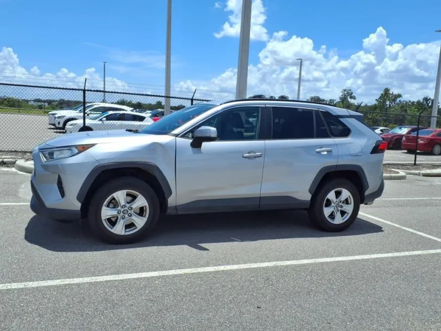2019 Toyota RAV4 XLE photo 1