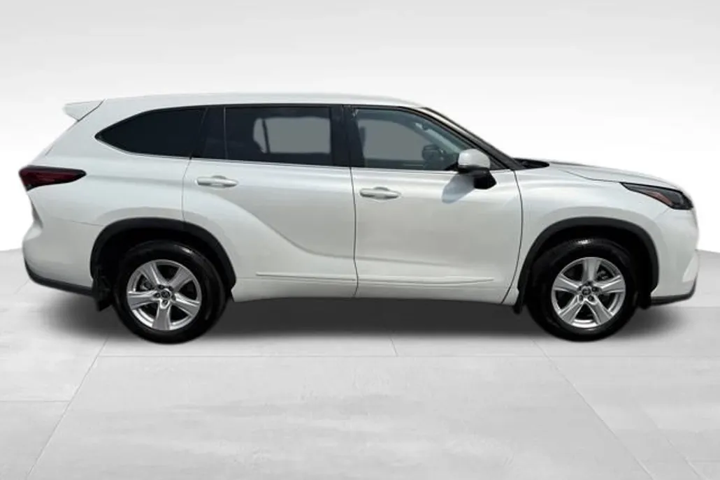 2022 Toyota Highlander L photo 1