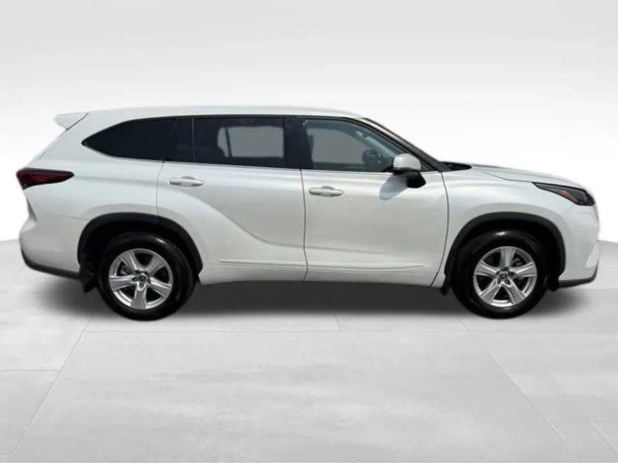 2022 Toyota Highlander L photo 1